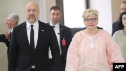 Прем’єр-міністерка Литви Інґріда Шимоніте (праворуч) та прем’єр-міністр України Денис Шмигаль (ліворуч) прибули для виступу на спільній пресконференції у Вільнюсі, Литва, 5 квітня 2024 року