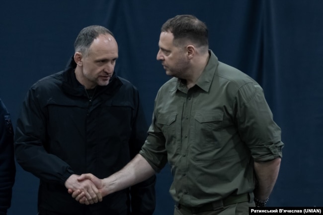 Заступник голови Офісу Президента Олег Татаров та керівник Офісу Президента Андрій Єрмак під час випуску курсантів закладів вищої освіти системи МВС у Києві, 12 квітня 2023 року