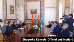 Парламентские делегации Кыргызстана и Казахстана на встрече в Межпарламентской ассамблее СНГ. 