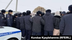 Анар-Бактын тургундары бузулары айтылган үйлөргө милициянын, "Тазалыктын" унааларын киргизбегенге аракет кылып, жолду тороп турушту.