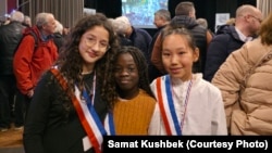 Нестан (справа) стала депутатом Молодёжного совета в Сомьере