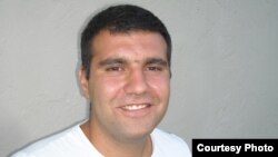 С 9 июня на Сухумском городском стадионе трудится бригада монтажников – 11 человек – из Болгарии. 27-летний прораб Радослав Панайотов, оказалось, неплохо говорит по-русски.
Фото автора