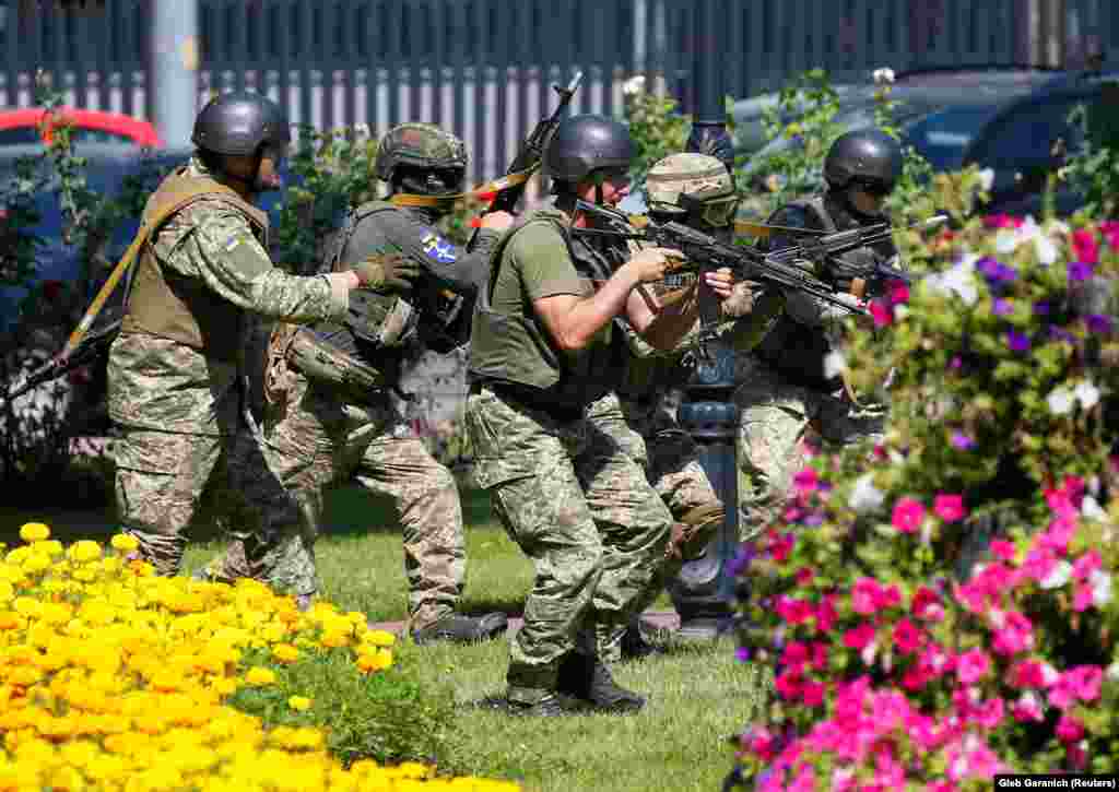 Киев и другие украинские города недавно сформировали такие местные бригады обороны