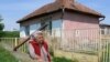 A 72 éves Blahó Béláné áll a romák sérelmére elkövetett sorozattámadás részeként 2008. szeptember 29-re virradóra megtámadott háza előtt a Heves megyei Tarnabodon, 2011. április 23-án