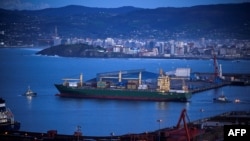 Navă de containere părăsind la 17 martie portul spaniol Gijon. Noul conflict din Golf a dat peste cap transportul maritim aproape în toată lumea.