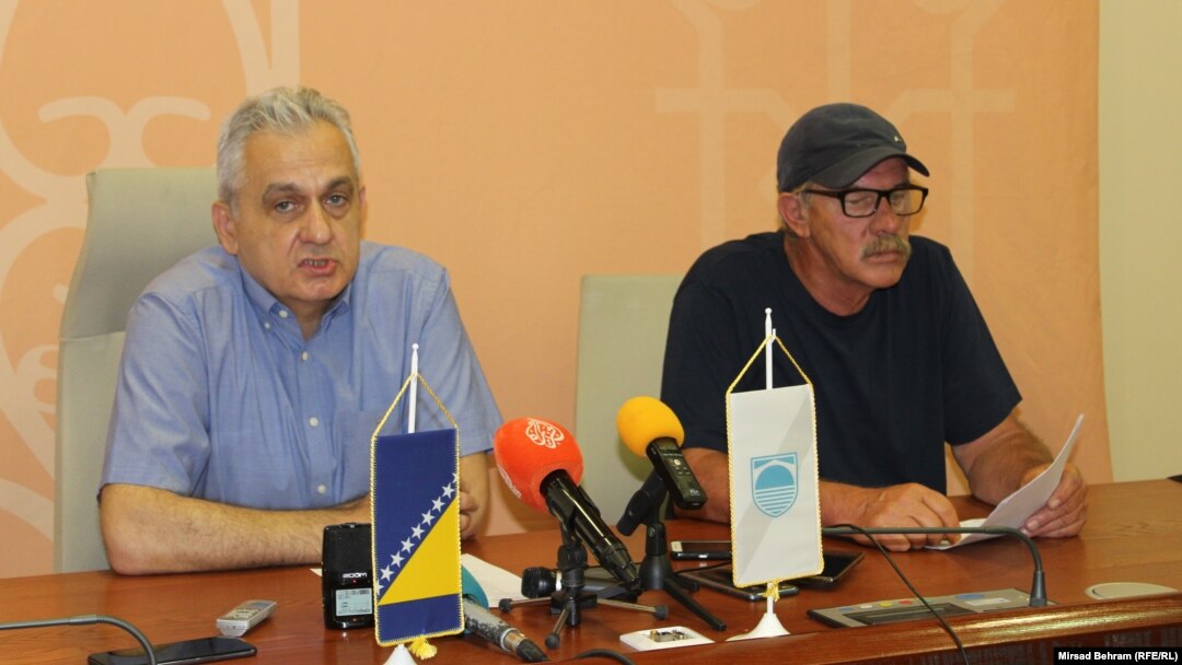 Gradonačelnik Ljubo Bešić i predstavnik mještana Nijaz Hodžić u razgovoru sa novinarima