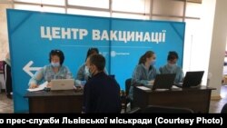 Усього зв Україні роблено щеплень 3 мільйони 420 тисяч 668, із них отримали тільки першу дозу з двох необхідних 2 мільйони 277 тисяч 226 українців, а повністю вакциновані обома дозами 1 мільйон 143 тисячі 442 особи