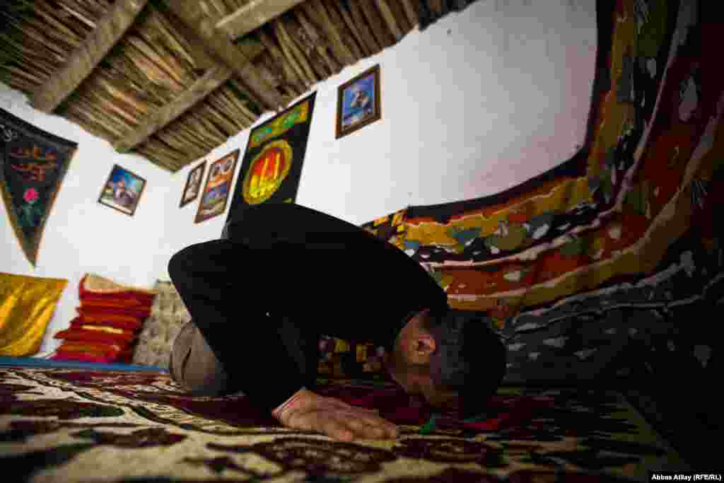 Kənd məscidi. İbadət edən demanlı.