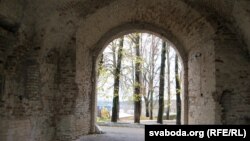 Пад замкавай брамай