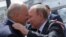 Президент Білорусі вітається із президентом Росії Володимиром Путіним. Мінськ, червень 2016 року