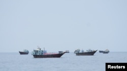 Nave și ambarcațiuni în Strâmtoarea Ormuz, la 24 aprilie 2026.