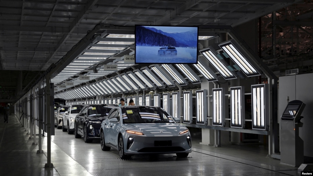 Linie de asamblare a vehiculelor electrice la fabrica de mașini Nio din Hefei, China. 2 aprilie 2025.