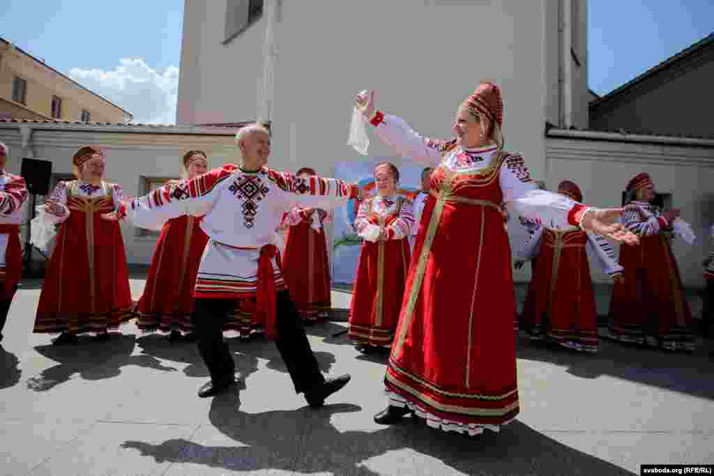 Выступленьне артыстаў на вуліцы Энгельса