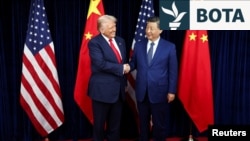 Presidenti amerikan, Donald Trump, dhe udhëheqësi kinez, Xi Jinping, gjatë takimit në Korenë e Jugut më 30 tetor 2025. 