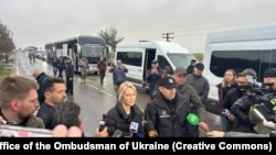 Український омбудсмен Дмитро Лубінець і російська уповноважена з прав людини Яна Лантратова перед прибуттям до Олешків. 30 жовтня 2026 року 