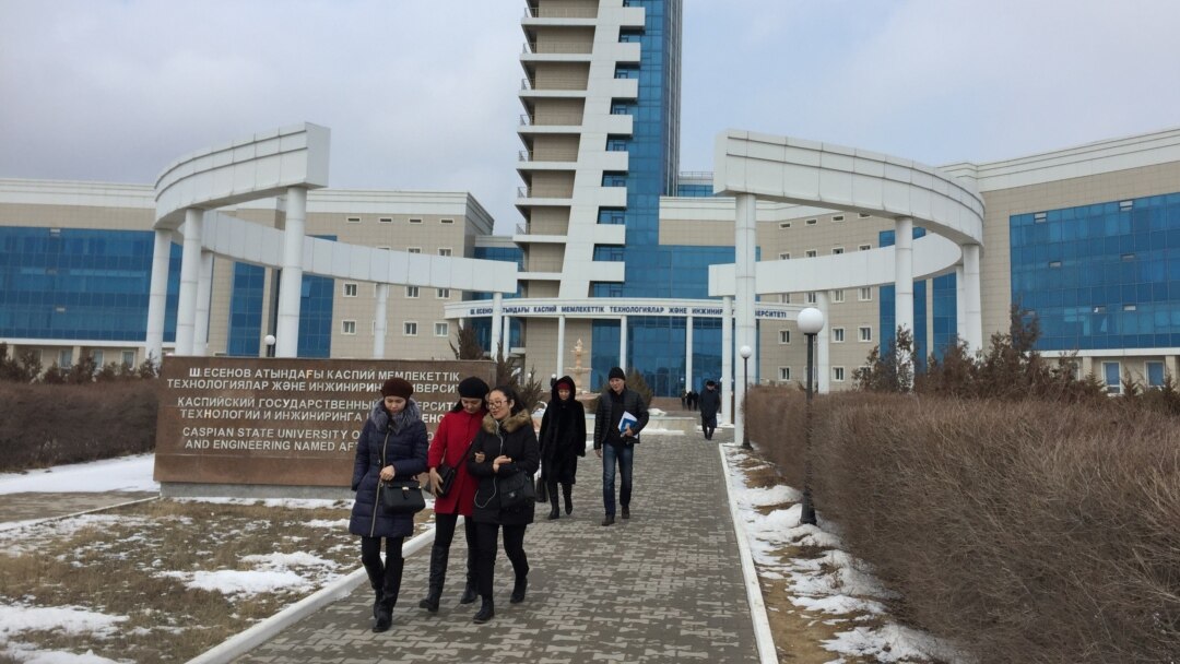 «Анатомия сабағы» порно фильмін онлайн көріңіз Порно жүргізушіні ұрып жіберді