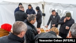 Masă organizată într-un cort din curtea bisericii pentru susținătorii Mitropoliei Moldovei, după slujba de duminică, 15 februarie 2026.