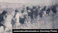 Munca patriotică era muncă forțată și mare parte din „realizările” comuniste au fost făcute cu sclavi, mai ales tineri. Aici, studenți lucrând la reparatul drumurilor în 1983. Sursa: comunismulinromania.ro (MNIR) 