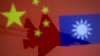 Borbeni avion iza kineske i tajvanske nacionalne zastave, ilustracija, april 2021. godine