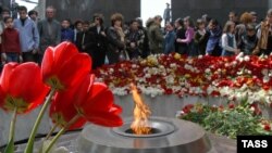 Armenijci polažu cvijeće kod vječnog plamena na uspomenu na žrtve masovnih ubistava i deportacija Armenijaca od strane Otomanskih Turaka.
