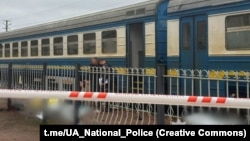 За попередніми даними, працівники ДПСУ проводили перевірку документів у пасажирів – у цей час на пероні один з них дістав вибуховий пристрій, після чого стався вибух