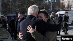 Бајден и Зеленски се прегрнуваат за време на посетата на американскиот претседател на Киев.