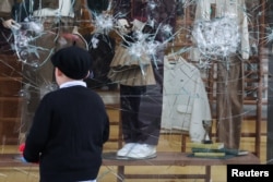 Oštećena stakla na izlogu nakon demonstracij u Parizu, 18. oktobar 2026.