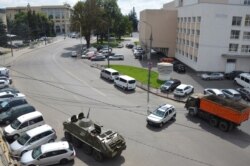БТР та інші транспортні засоби перекривають дорогу під час операції з порятунку заручників у Луцьку