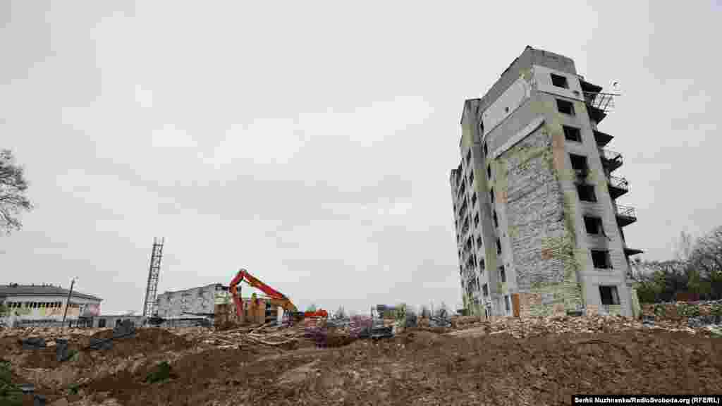 Через Бородянку пролягав основний шлях наступу російських військ на Київ у 2022 році. Такий вигляд мали знищені військами Росії житлові багатоквартирні будинки по вулиці Центральна у квітні 2022 року (ліворуч) та квітні 2025-го (праворуч).Oдин зі зруйнованих будинків демонтовано, інший чекає висновку будівельної експертизи