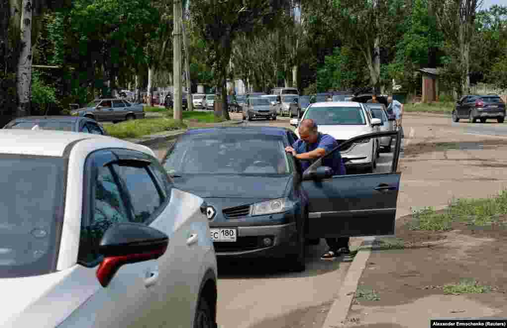 Automobili u redu na benzinskoj pumpi u Donjecku 16. juna.Pre napada na Moskovsku rafineriju 18. juna, istraživačka organizacija iz SAD Energy Intelligence procenila je da je oko trećine ruskih kapaciteta za preradu nafte uništeno u ukrajinskim napadima dronovima. Kapaciteti rafinerija u Rusiji su, prema tim navodima, na najnižem nivou u poslednje 21 godine.
