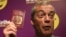 Șeful partidului pro-Brexit "UK Independence Party" (UKIP) Nigel Farage arătându-și pașaportul britanic, pe 3 iunie, 2016, în timpul referendumului pentru ieșirea din UE. Pașaportul britanic a căzut anul acesta pe locul 13 al utilității mondiale. 
