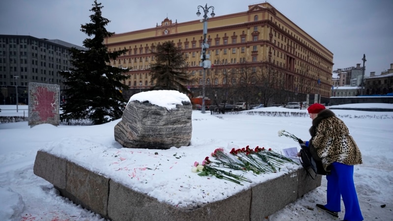 Najmanje četvoro Moskovljana navodno pritvoreno zbog polaganja cvijeća u čast Navaljnom