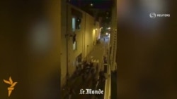 Spectatori fug din sala de concert Bataclan în urma unuia din atacurile teroriste de la Paris