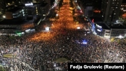 Protest zbog nesreće na železničkoj stanici u Novom Sadu, za koju demonstranti okrivljuju nemar i korupciju vlasti, u Novom Sadu, Srbija, 5. novembra 2024. Snimak iz drona. 