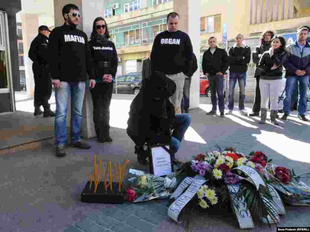 Crna Gora - Performans ¨Pomen zakonima i pravdi Crne Gore¨ u organizaciji MANS-a, ispred zgrade tužilaštva, s ciljem ukazivanja na spregu organizovanog kriminala i državnih struktura, 01.03.2012