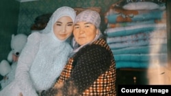 Айжаңыл апасы Уулча Орунбаева менен.  