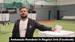 Marea Britanie, 17 mai 2025. Român care votează la alegerile prezidențiale. Secția de vot a fost organizată într-o sală de sport. 