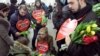 На нескольких станциях метро активисты с табличками:&nbsp;&quot;Весна вместо митингов&quot;, &quot;Тюльпан вместо Майдана&quot;, &quot;Москва цветам поверит&quot; и &quot;Любовь вместо политики&quot; встречали пассажиров и дарили им букет тюльпанов.&nbsp;