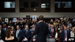 Momentul în care Mark Zuckerberg își cere scuze în fața familiilor copiilor care au avut de suferit din cauza platformelor de socializare. Congresul SUA, 31 ianuarie 2024