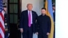 Donald Trump amerikai elnök üdvözli Volodimir Zelenszkij ukrán elnököt 2025. október 17-én a washingtoni Fehér Házban
