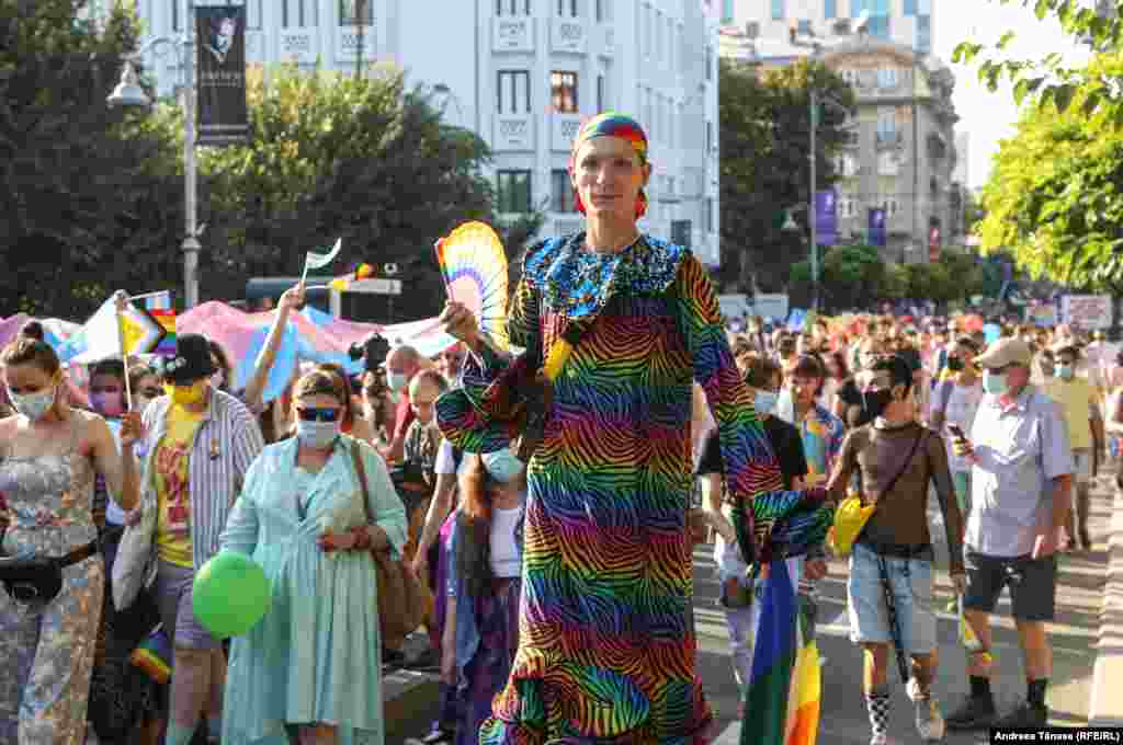 Un bărbat costumat participă la marșul Bucharest Pride.