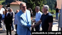 Predsednik Srbije Aleksandar Vučić obilazi sela u avgustu 2026, pre nego što su parlamentarni izbori raspisani.