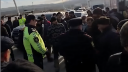 Su basmış kəndin sakinləri etiraz aksiyasına çıxıblar