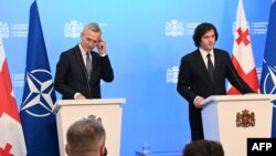 Premierul Georgian, Irakli Kobakhidze, (d) și secretarul general al NATO, Jens Stoltenberg, în cadrul unei conferințe de presă de la Tbilisi, din 18 martie 2024.