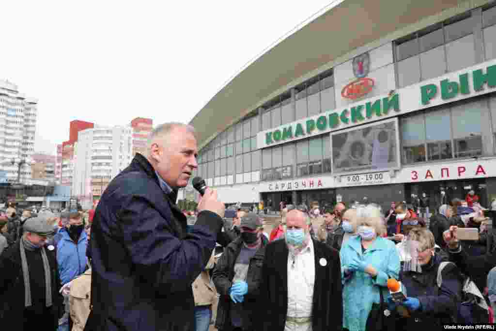 Оппозиционный политик и бывший кандидат в президенты Николай Статкевич, который помог организовать митинг 24 мая, беседует со своими сторонниками. Его кандидатуру для участия в августовских президентских выборах тоже отклонили.