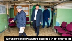 Радмир Беляев (по центру)