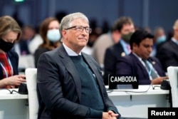 Omul de afaceri american, Bill Gates, fondatorul și proprietarul Microsoft, considerat cel mai bogat om din lume, este acuzat în teoriile conspirației că a provocat pandemia ca să poată inocula tuturor cipuri prin intermediul vaccinurilor. Schema mentală se regăsește în narațiuni vechi de sute și sute de ani cu vrăjitori și vrăjitoare. Bill Gates, aici la reuniunea COP26 de la Glasgow, 2 noiembrie 2021, sosit fără toiag, fără insignă cu 666 și fără motan negru.