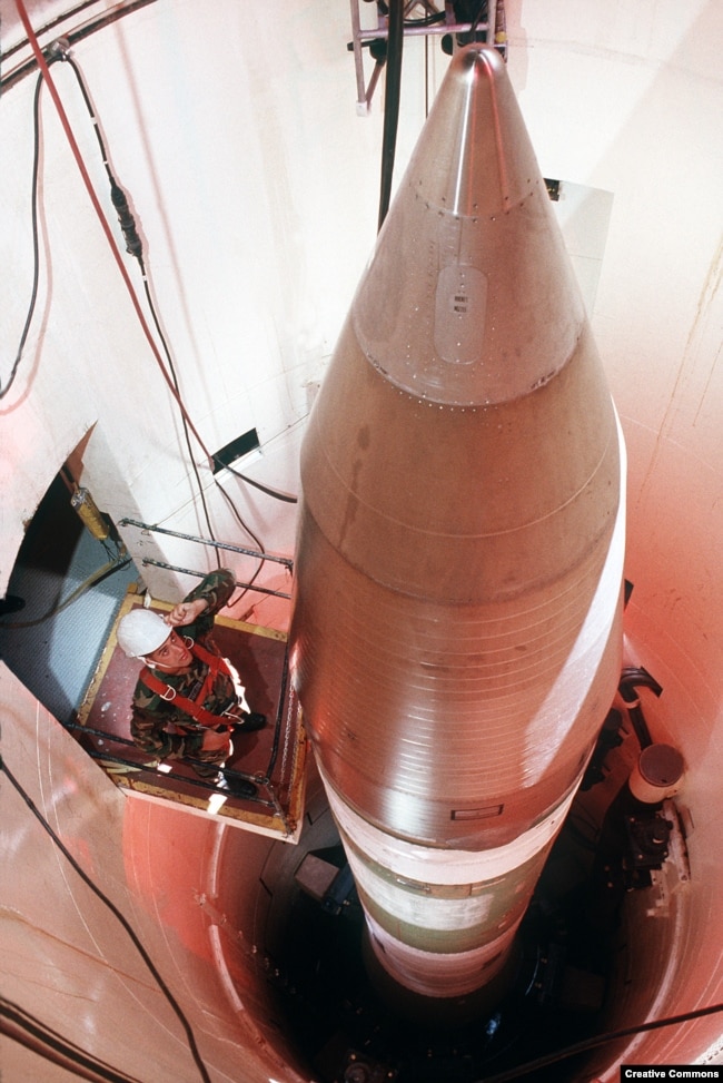 Робітник оглядає ракету Minuteman III у шахті в Північній Дакоті в 1989 році