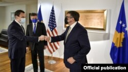 Albin Kurti îi primește pe diplomații Miroslav Lajcak și Matthew Palmer