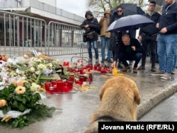 Cveće i sveće ispred Železničke stanice u Novom Sadu, 1. aprila 2025.